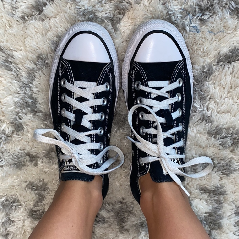 Womens lowtop size 8 black converse